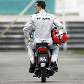 Michael Schumacher volta de carona para os boxes após abandonar o GP da Malásia por quebra