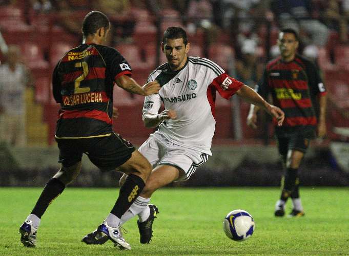 Diego Souza, do Palmeiras, tenta passar por Lucena, do Sport, nos 1 a 0