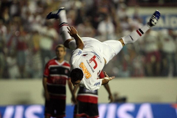 Rhodolfo gira no ar para comemorar o gol que fez para o São Paulo, nos 2 a 0 no Santa Cruz