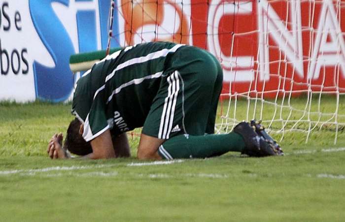 Zagueiro Danilo lamenta após perder gol no empate entre Palmeiras e Botafogo-SP por 1 a 1