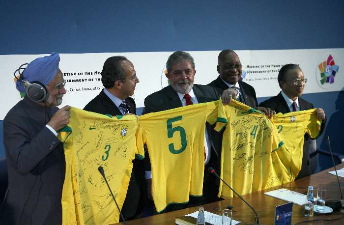 Lula presenteia líderes do G-5 com camisa da seleção brasileira