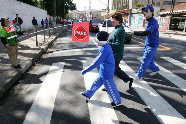 Atores da CET realizam trabalho educativo na volta às aulas, na capital paulista. 