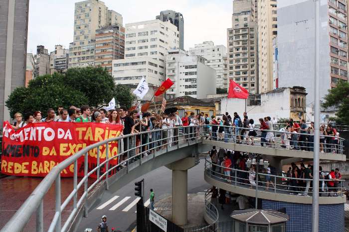 Protesto contra aumentos de passagens na região central. 11/02/2010