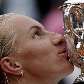 Kuznetsova beija o troféu do título em Roland Garros