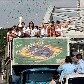 Campeã da Superliga, equipe festeja pelas ruas de Osasco