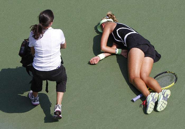 Médica corre para atender a bielo-russa Victoria Azarenka, que desmaiou devido ao calor, no US Open