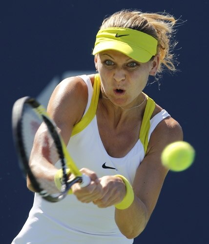 Lucie Safarova da República Tcheca rebate a bola da norte-americana Madison Keys