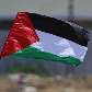 Em marcha semanal contra Israel, palestina flameja a bandeira de sua pátria na fronteira dos países