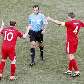 Reclamação dos ingleses Rooney e Gerrard com o árbitro Larrionda, que errou em lance de gol
