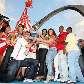Integrantes do Salgueiro levantam a taça na Sapucaí