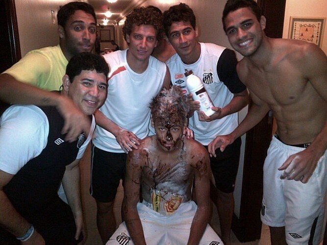 Santistas comemoram os 20 anos de Neymar