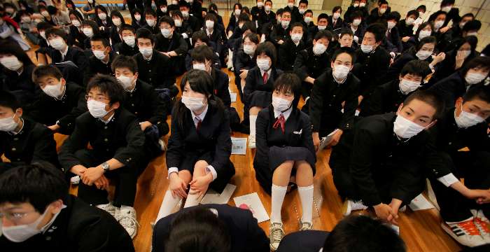 Crianças japonesas usam máscaras na escola