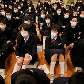 Crianças japonesas usam máscaras na escola Crianças japonesas usam máscaras na escola