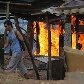 Moradores entram em confronto com a PM em reintegração de posse Moradores entram em confronto com a PM em reintegração de posse