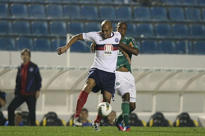 Palmeiras recebe Bahia, pressiona, mas acaba derrotado por 2 a 0.
