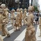 Artistas caminham pela Av Paulista com roupas sociais sujas com argila Artistas caminham pela Av Paulista com roupas sociais sujas com argila