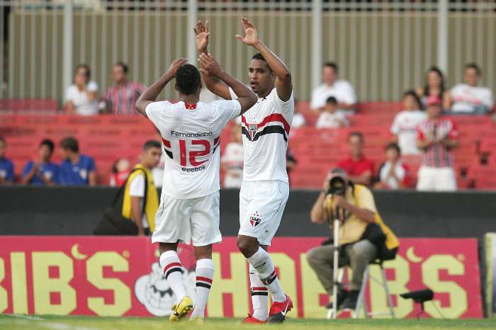 Fernandinho e Cléber Santana se cumprimentam na comemoração de gol para o São Paulo sobre o Mogi