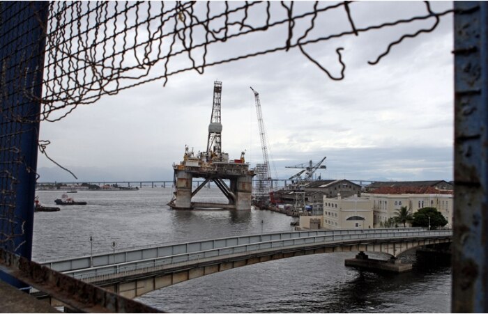 Plataforma de petróleo inclina na Baía de Guanabara