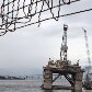 Plataforma de petróleo inclina na Baía de Guanabara
