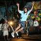 Outro praticante do surfe na corrente, Fernando Negui brinca na praça da Vila Outro praticante do surfe na corrente, Fernando Negui brinca na praça da Vila