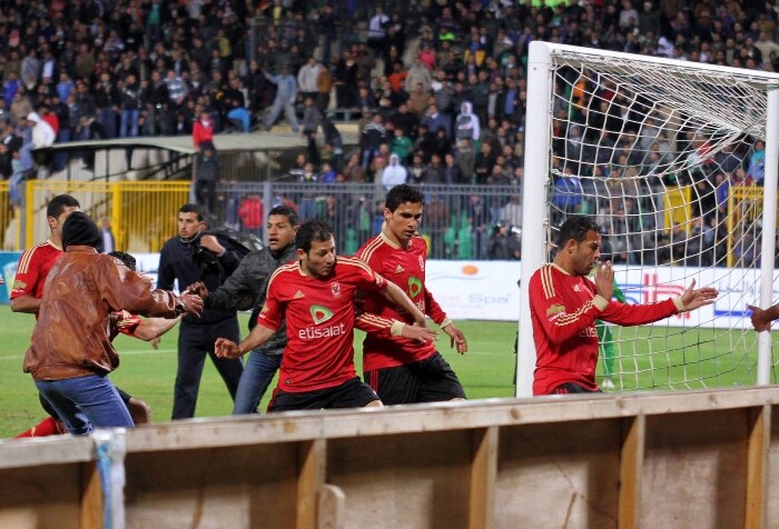 Torcida invade campo no Egito e ao menos 73 pessoas morrem