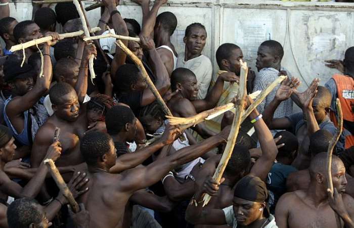 Haitianos brigam entre si em fila de distribuição de alimentos, em Porto Príncipe