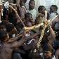 Haitianos brigam entre si em fila de distribuição de alimentos, em Porto Príncipe
