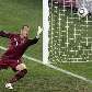 Vendido, goleiro australiano Mark Schwarzer vê o segundo gol alemão