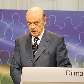 José Serra toma o assento reservado a Dilma acidentalmente antes do início do debate