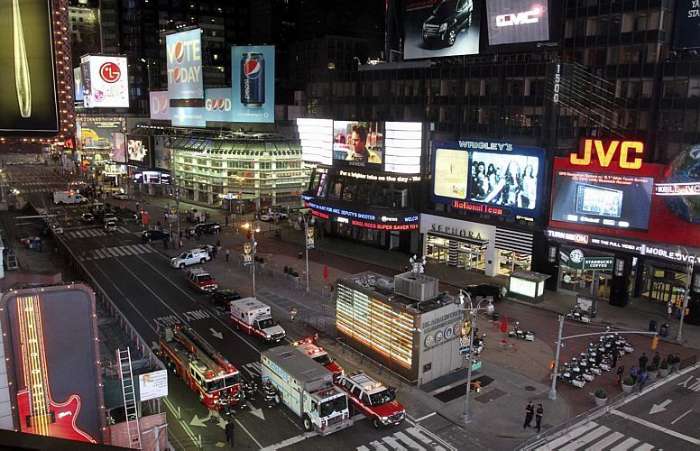 Times Square e ruas adjacentes foram isoladas pelos policiais para que bomba fosse desarmada