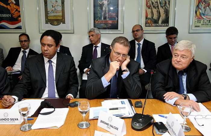 Secretário-geral da Fifa, Jèrôme Valcke (c), se reúne com ministro do Esporte e presidente da CBF