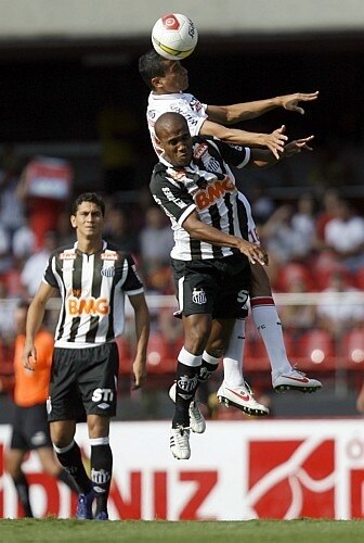 Mesmo com um a menos, São Paulo vence Santos por 3 a 2