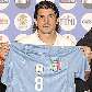 Gattuso exibe a nova camisa da Itália, para a Copa das Confederações
