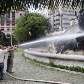 Trabalhadores lavam monumento no Vale do Anhangabaú em São Paulo. 28/12/2009