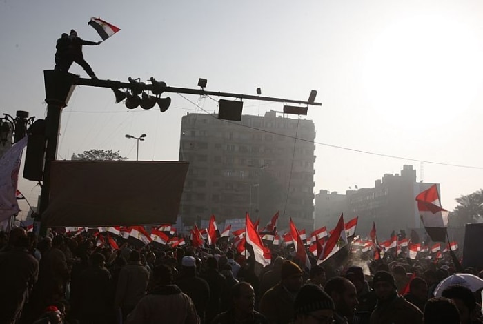 Na Praça Tahrir, egípcios protestam contra governo militar e comemoram um ano sem Hosni Mubarak