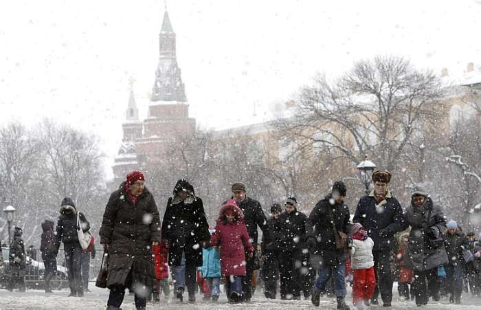 Moscovitas andam no centro da capital russa durante nevasca