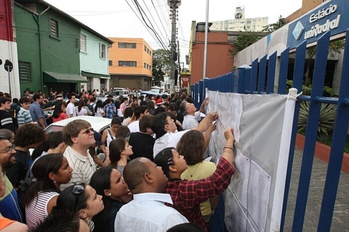 Candidatos em frente à universidade de São Paulo