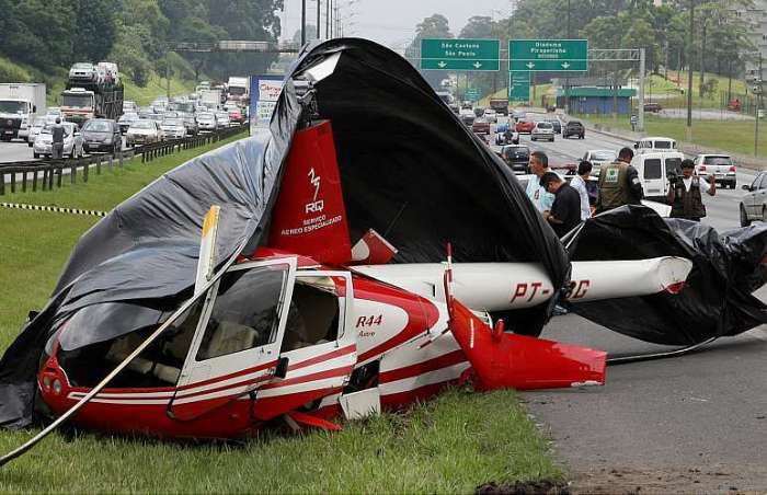 Helicóptero faz pouso forçado no canteiro central da Via Anchieta, em São Bernardo do Campo