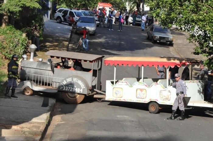 Um trenzinho turístico que transportava crianças tombou em Piracicaba/SP. 30/06/2011