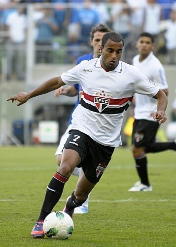 São Paulo vence por 3 a 2 e arranca liderança do Cruzeiro no Brasileirão