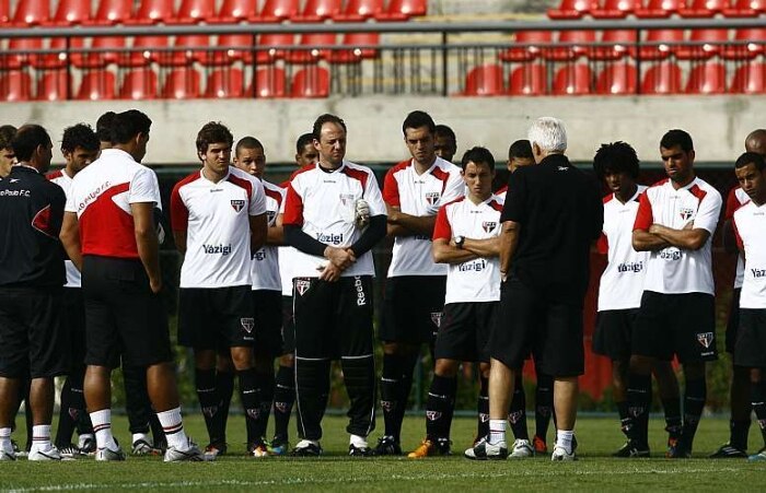 Leão não aguenta pressão e é demitido do São Paulo