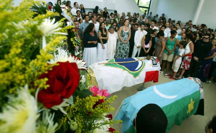Parentes e amigos do cartunista Glauco e seu filho acompanham o enterro na sexta-feira (12)