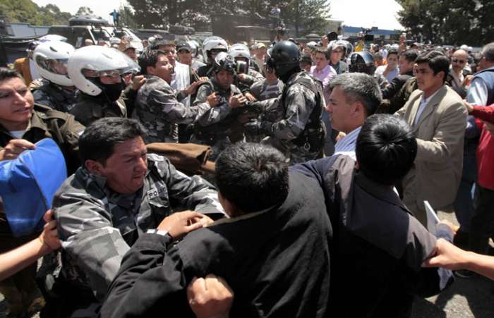 Policiais e militares se enfrentam com a escolta do presidente do Equador, Rafael Correa