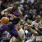 O brasileiro Leandrinho Barbosa, do Phoenix Suns, passa a bola antes de trombar com torcedores