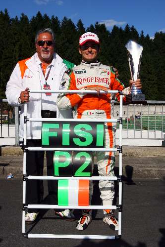 Vijay Mallya posa com Giancarlo Fisichella e o troféu do GP da Bélgica de F-1