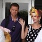 Katy Perry chega ao Rio com máscara da Carmen Miranda