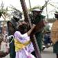 Um penitente carrega a cruz na representação da Paixão de Cristo em Lagos, Nigéria Um penitente carrega a cruz na representação da Paixão de Cristo em Lagos, Nigéria