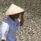 Vietnamita, Nguyen Van Xuan, caminha por um reservatório de água seco, em Thanh Hoa, Vietnã Vietnamita, Nguyen Van Xuan, caminha por um reservatório de água seco, em Thanh Hoa, Vietnã