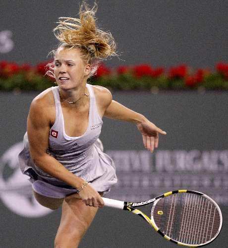 A dinamarquesa Caroline Wozniacki devolve bola na vitória por 2 a 0 sobre Maria Kirilenko