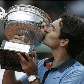 Federer beija o ambicionado troféu em Roland Garros Federer beija o ambicionado troféu em Roland Garros
